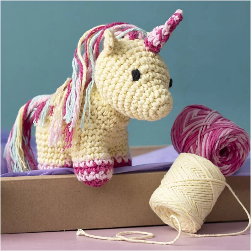Creativ Company | Amigurumi Einhorn Häkelset DIY Baumwolle hellgelb regenbogenfarben