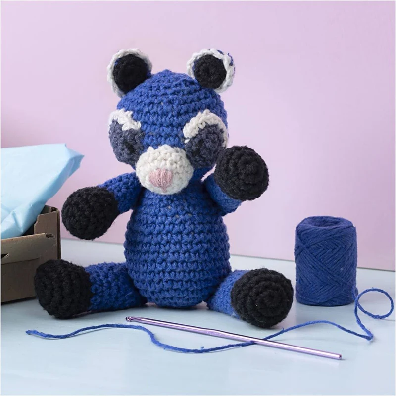 Creativ Company | Amigurumi Waschbär Häkelset DIY Baumwolle schwarz blau