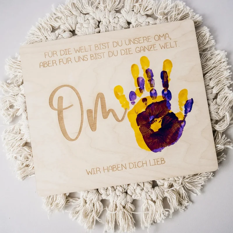 Handabdruck Brettchen Oma – Personalisiertes Holzgeschenk (1 Kind)