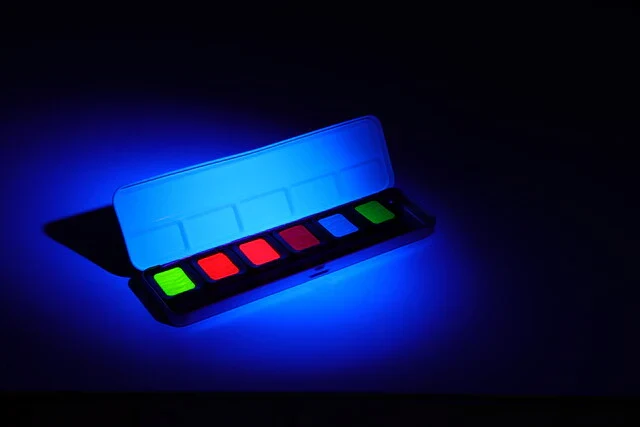 FINETEC | Perlglanzfarben Premium Neon Aquarellfarben Set 6 Näpfchen leuchtende Effektfarben