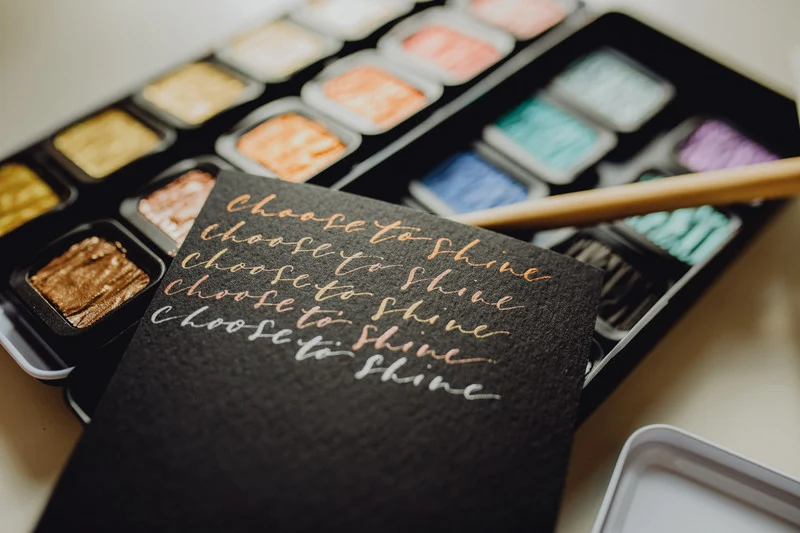 FINETEC | Perlglanzfarben Essentials Colourful Aquarellfarben Set 24 Näpfchen brillante Effektfarben