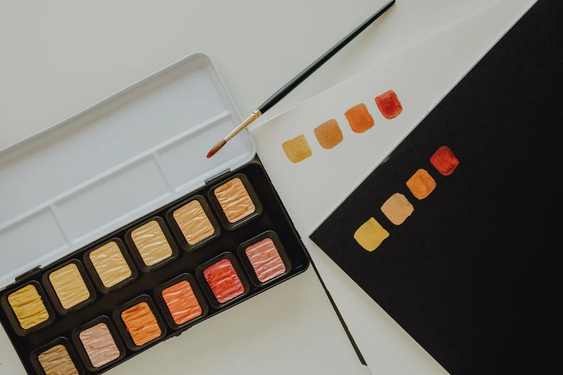 FINETEC | Perlglanzfarben Essentials Colourful Aquarellfarben Set 24 Näpfchen brillante Effektfarben